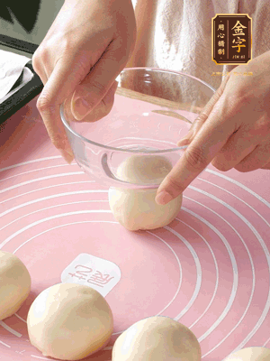 按扁后搟成圓形面皮。餡料放在面皮中心，把餡料包緊，捏緊收口