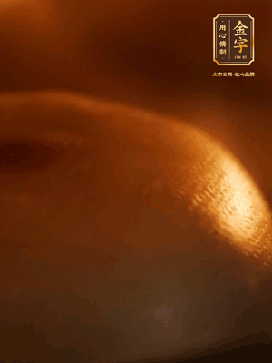 烤箱預(yù)熱至170℃，月餅放在中下層，烤18分鐘左右