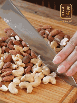 熟堅果切成大顆粒，加入杏仁片、白芝麻、火腿絲、熟糯米粉、玫瑰花醬、花生油、水怡攪拌均勻，捏成52g一個的小球