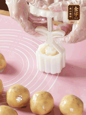 收緊虎口搓圓，裹上一層面粉，放入模具壓一壓