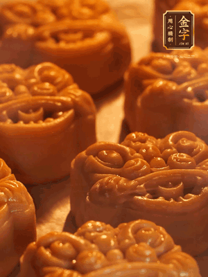 表面噴上水，烤箱預(yù)熱至190℃，170℃烤10分鐘