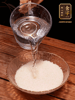 大米提前浸泡30分鐘。干香菇泡發(fā)切成條；蝦米提前浸泡2小時(shí)