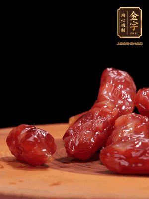 金字粒腸，一半切成片，一半保留整顆