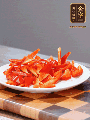 藕帶洗凈，斜切成小段備用、姜切絲、蒜切片、辣椒斜切，再切少許蒜