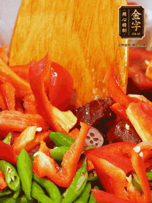 油熱后放入蒜末，下醬油肉煸香