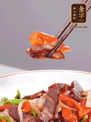 下藕帶、青紅辣椒翻炒均勻