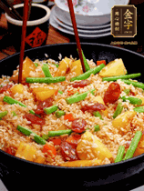 加水，沒過大部分食材。把瀝干水分的米飯均勻地鋪在上面，筷子戳幾個(gè)洞