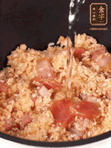 一起放入電飯鍋，加入剛好沒過食材的水。