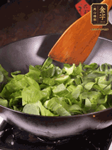 上海青切碎，用豬油炒到半熟