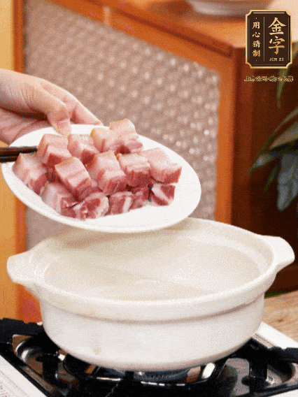 鍋內(nèi)倒油，下咸肉微微煸炒，再放排骨炒一下