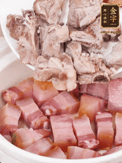 倒入開(kāi)水燉煮，大火燒開(kāi)后轉(zhuǎn)小火