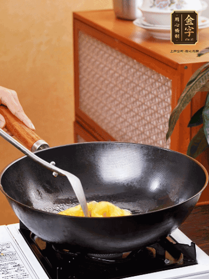 熱油，下雞蛋液煎好，盛出備用