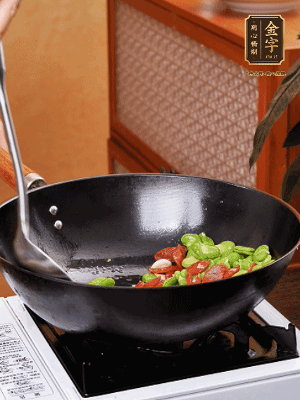 再放入蠶豆翻炒，加一點點醬油調(diào)味