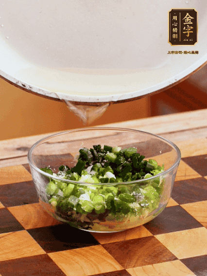 姜末、蔥末加鹽，潑熱油做成蔥姜醬