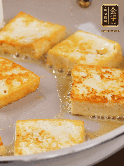 豆腐切片，兩面煎一下備用；春筍切段