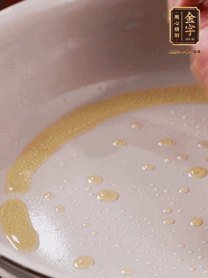 少許菜籽油，姜絲、咸肉煸出油脂香味