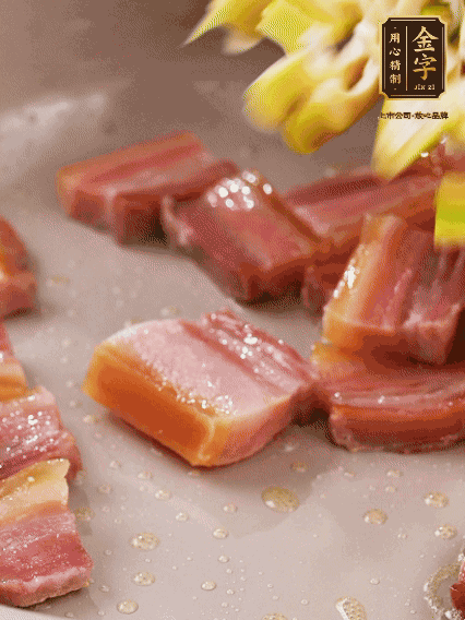 再放春筍翻炒一下，倒入砂鍋中，加適量的熱水，大火燜煮6分鐘