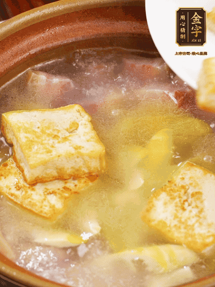 再放豆腐燉煮10分鐘，加豆瓣繼續(xù)煮2分鐘