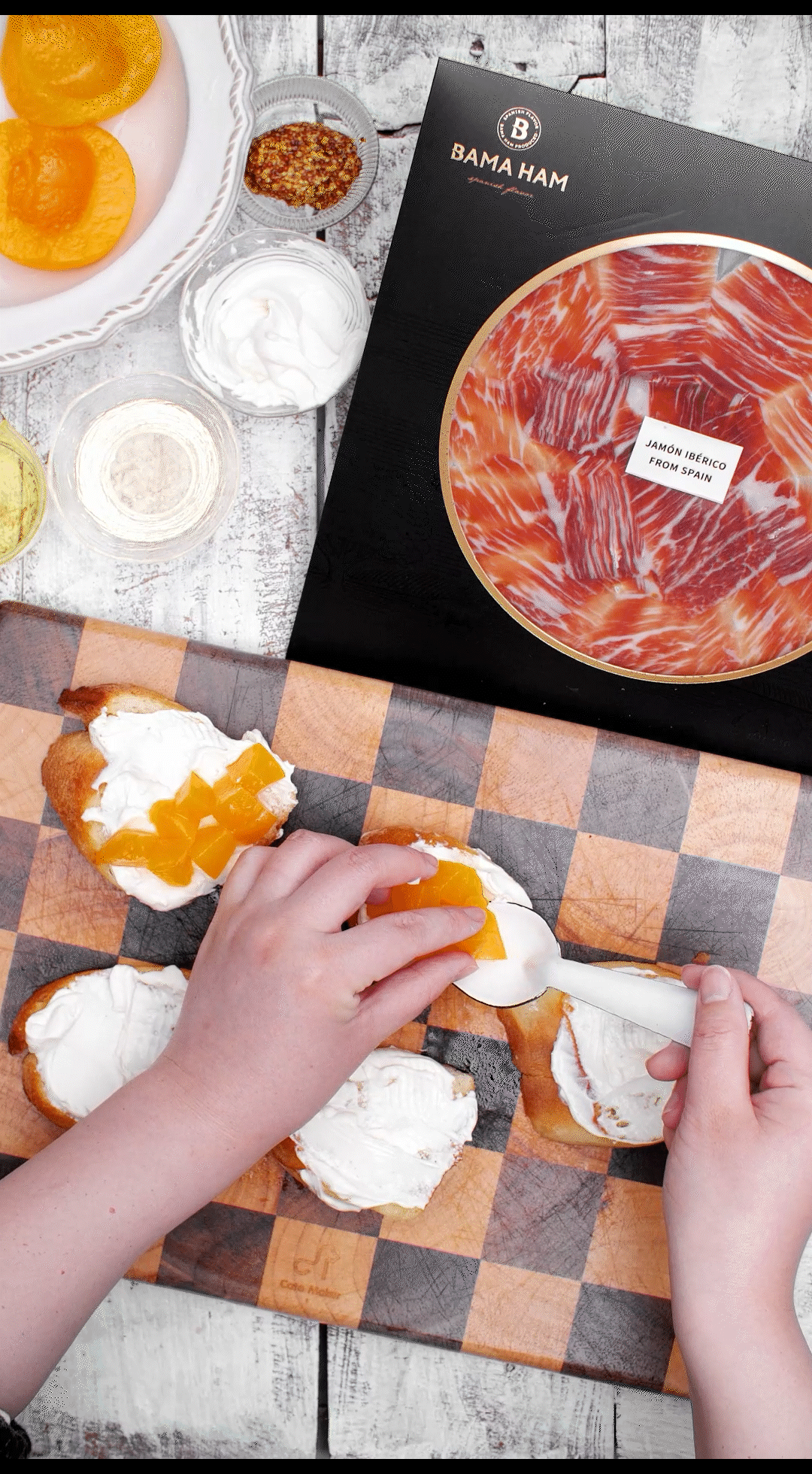 法棍涂抹奶油，放上黃桃和巴瑪火腿