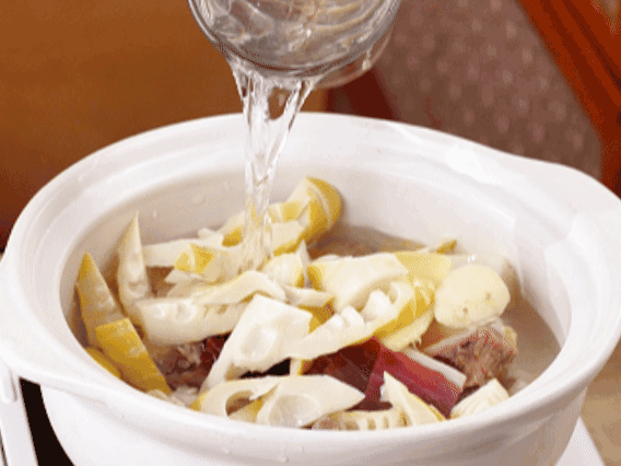 砂鍋中依次放入姜片、雞肉、春筍、火腿，加入足量的水，大火燒開(kāi)后，轉(zhuǎn)小火燉40分鐘