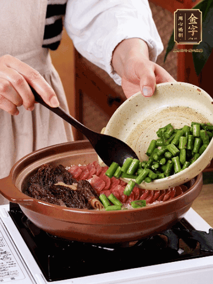 鋪上金字香腸、羊肚菌、蘆筍，蓋蓋子燜7分鐘