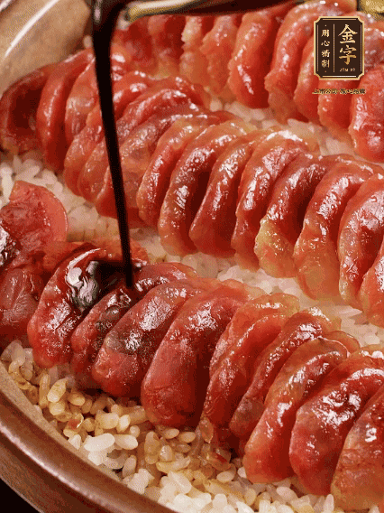 淋上醬汁攪拌均勻
調(diào)一個醬汁：生抽2匙、老抽半匙、蠔油半匙、白砂糖1/3匙、雞精1/3匙、香油5滴、水1匙