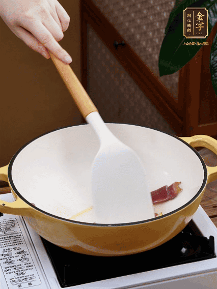 油熱，姜絲、火腿微微煸出香味