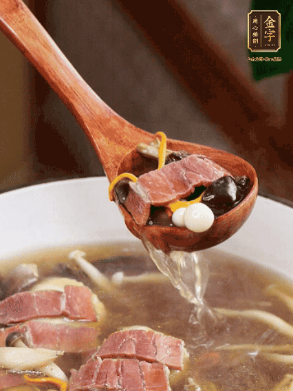 加羊肚菌、雞縱菌、蟲草花、海鮮菇、白玉菇再煮20分鐘