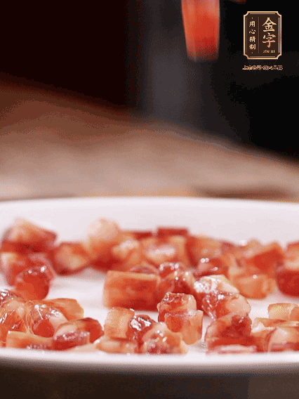 金字迷你小香腸切小段，煎出肉香