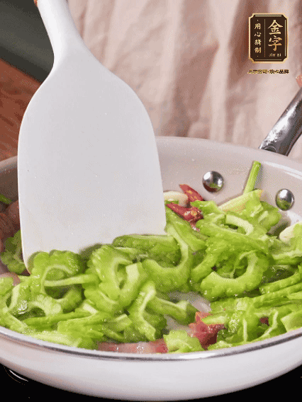 熱油，火腿、蔥姜、干辣椒煸香，再下苦瓜翻炒