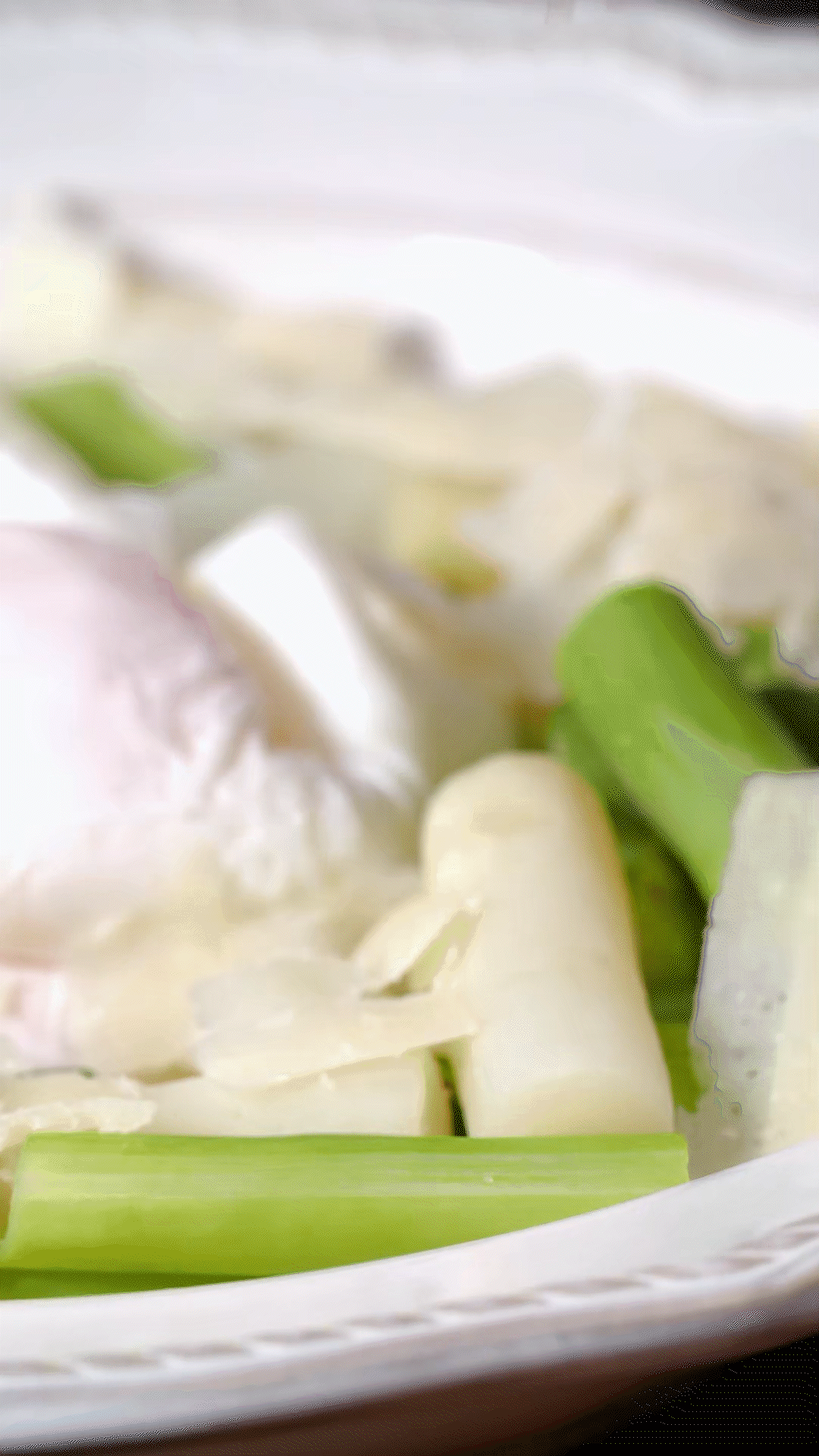 盤中放上蘆筍和雞蛋后，刨上適量干酪
