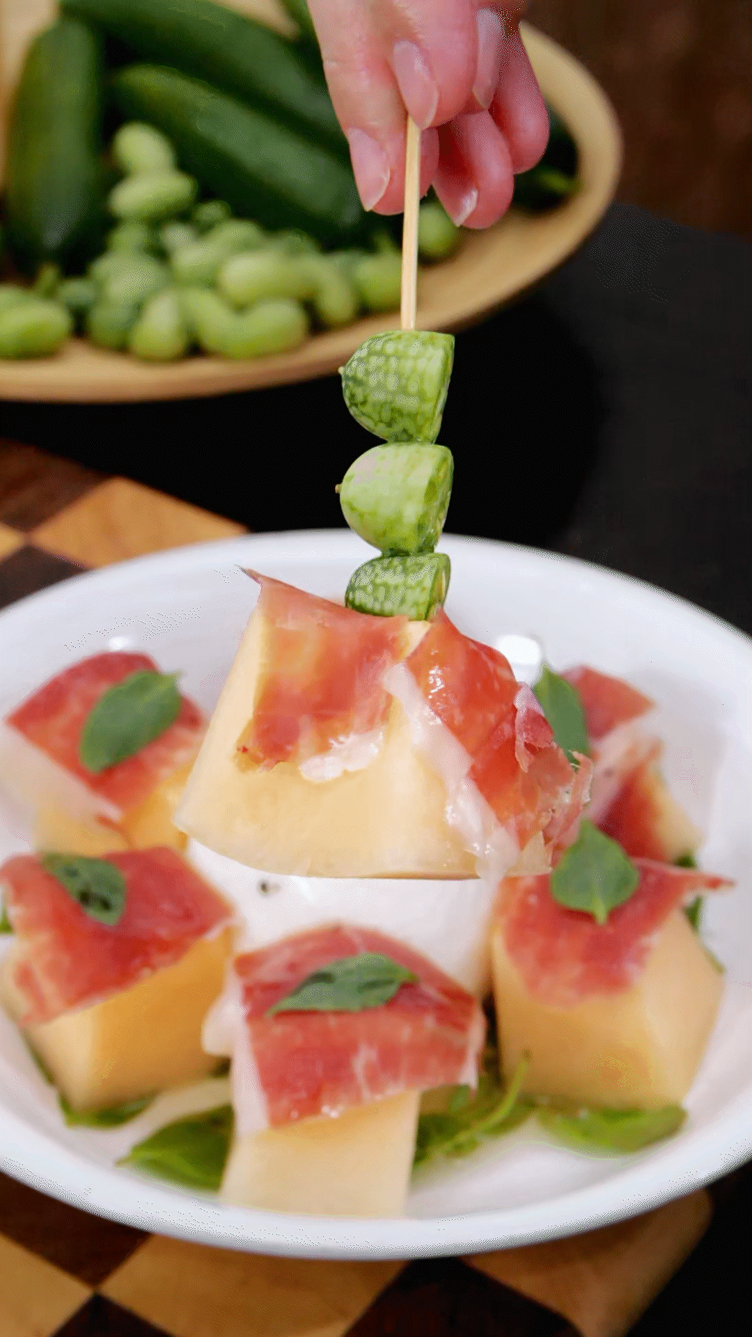 依次放上：布拉塔奶酪球、密瓜和巴瑪火腿