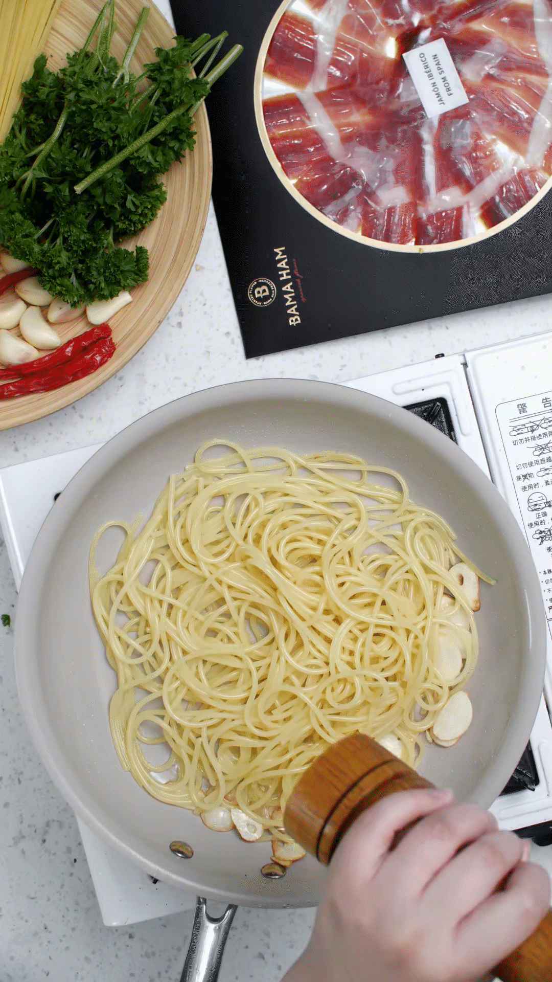 起鍋燒水，水開加入1勺橄欖油和1勺鹽，煮開后放入意面，水再次煮開后轉(zhuǎn)中小火，5號(hào)面約8-10分鐘
