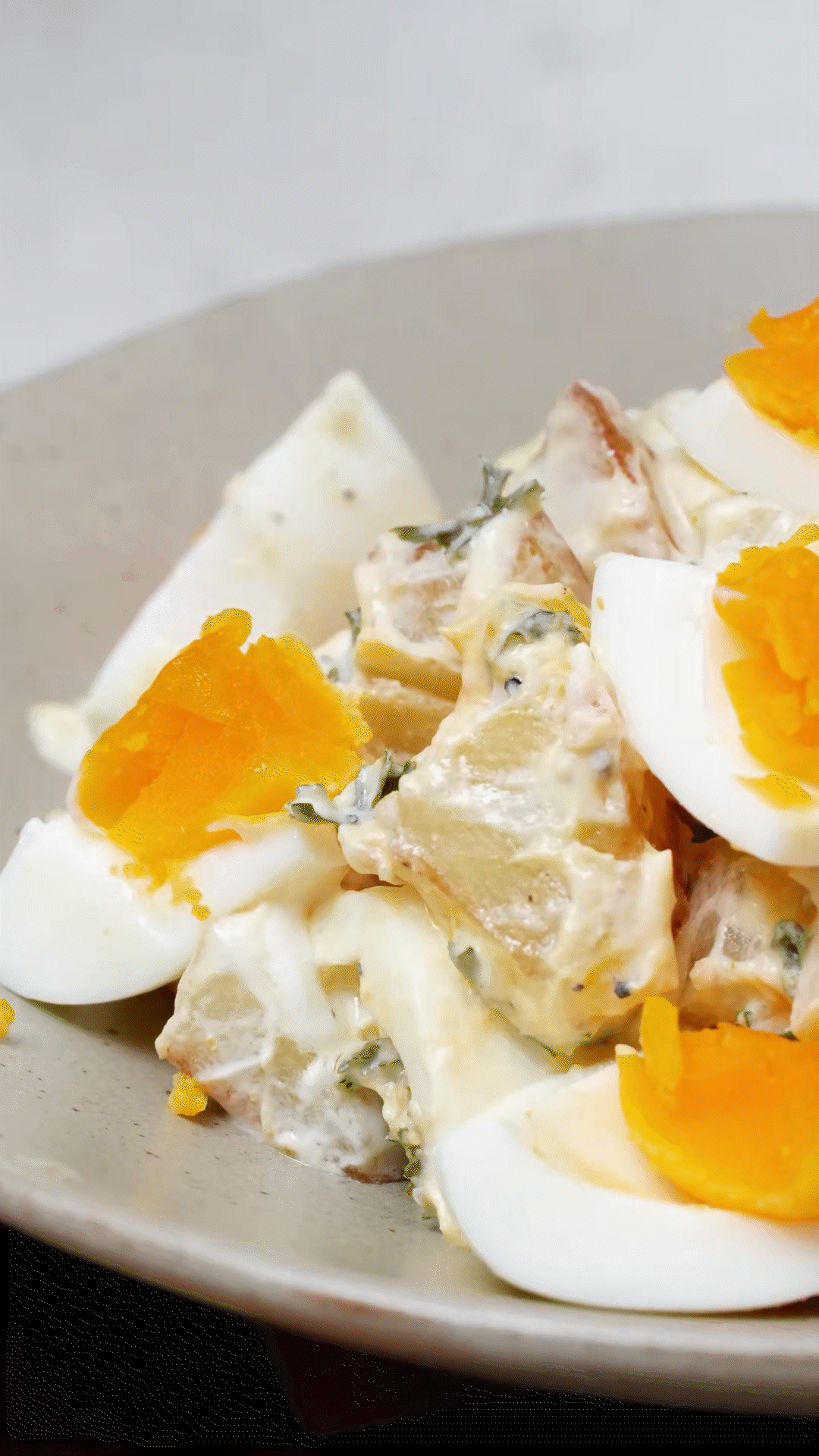 土豆塊和雞蛋加入醬汁，拌勻裝盤