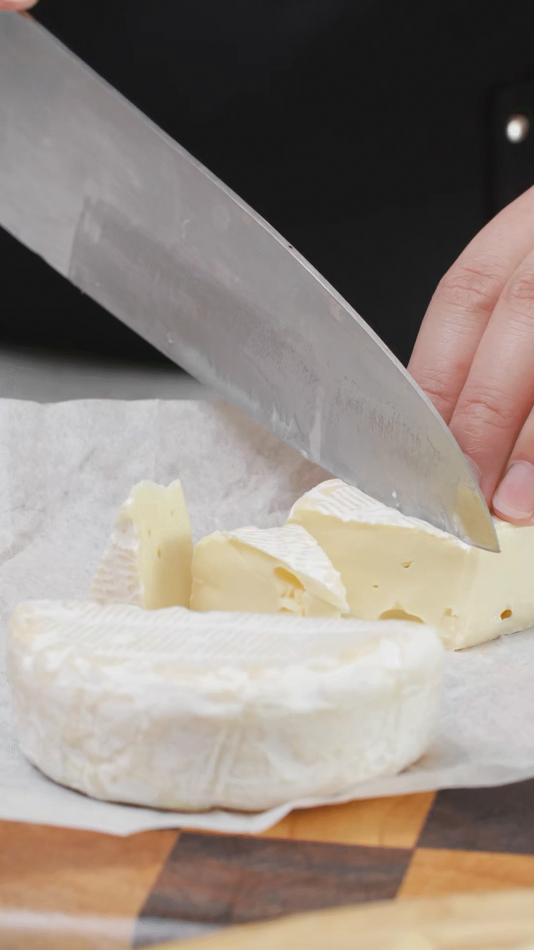 ①布里奶酪切塊、蘇打餅干掰成合適大小