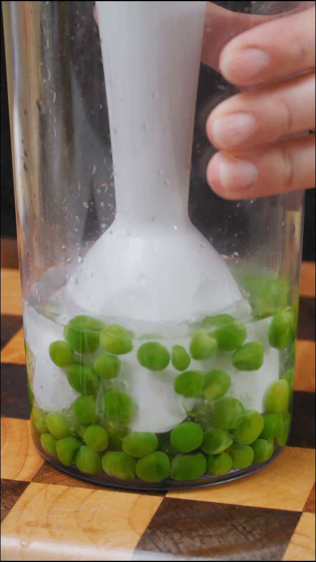 水開(kāi)后放入玉米筍、豌豆斷生
