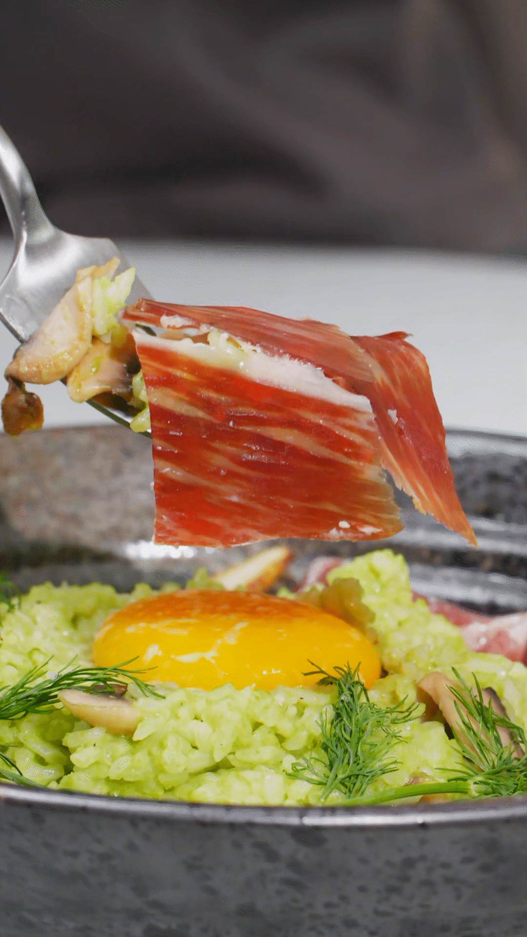 沿著碗邊依次放上：巴瑪火腿、玉米筍、蒔蘿