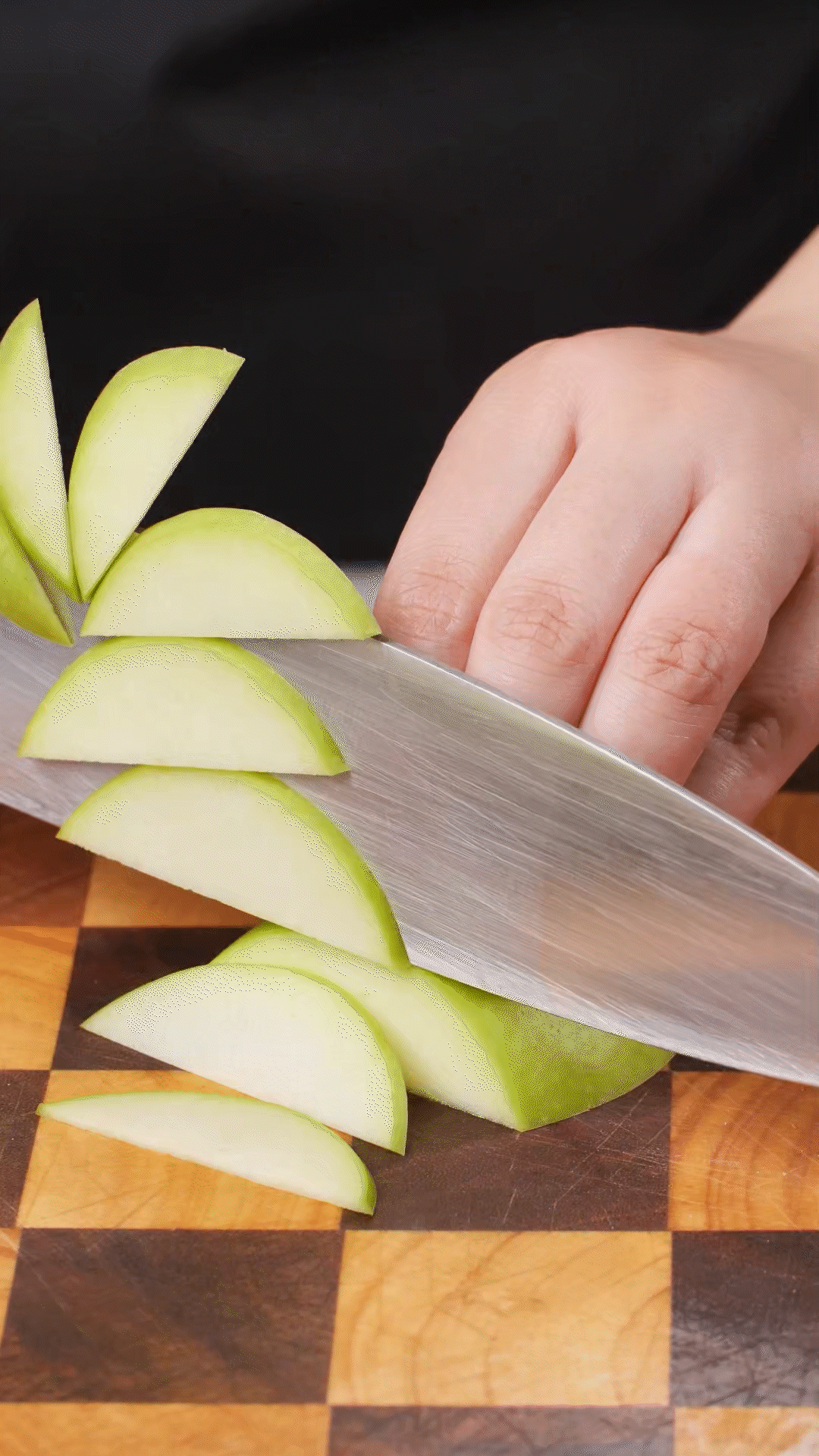 蘋果、梨子洗凈改刀
