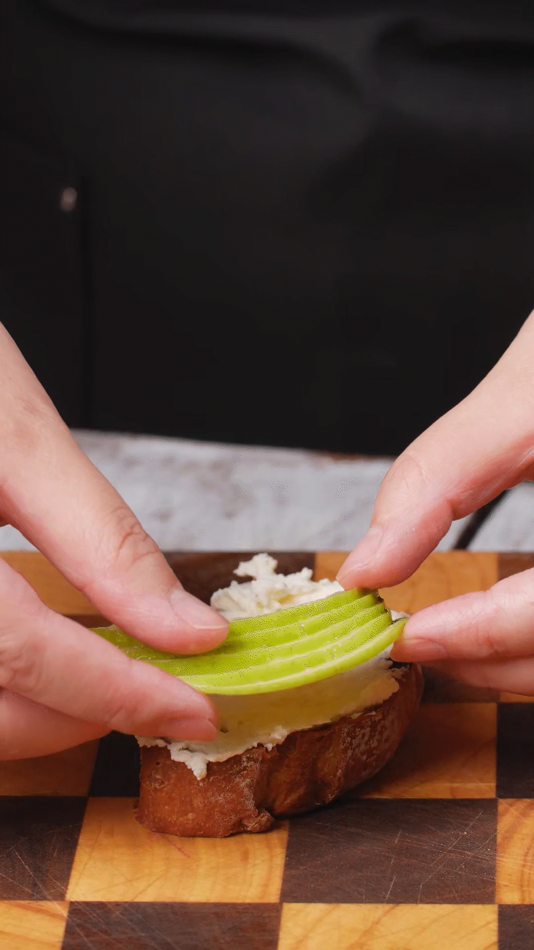 歐包抹上奶酪依次放上：蘋果、梨、藍(lán)莓
