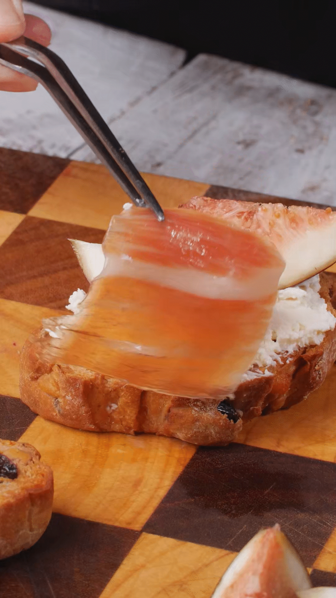 歐包抹上奶酪，放上無花果
