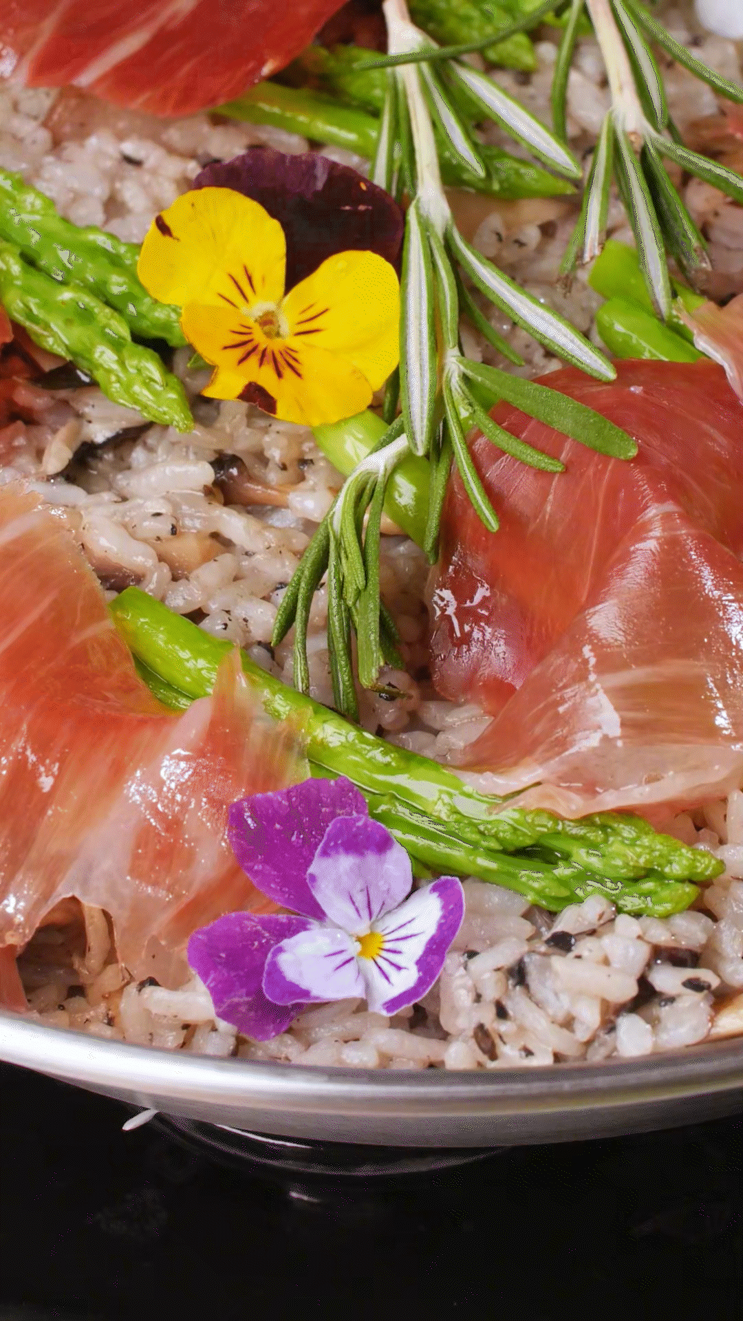 放入預(yù)先煮好的米飯和一碗去油的雞湯，和黑松露醬攪拌均勻
