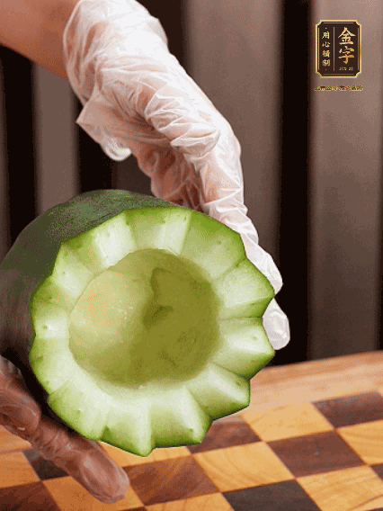 將小冬瓜洗凈，頂端切開(kāi)去瓜瓤，改刀切口呈鋸齒狀