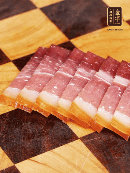 鮑魚(yú)處理干凈，金字火腿切片備用