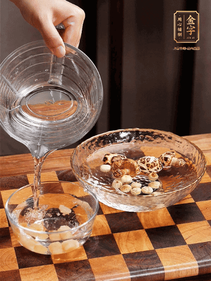 將雞肉、鮑魚(yú)、蝦仁焯水，冬菇、蓮子、干貝泡發(fā)