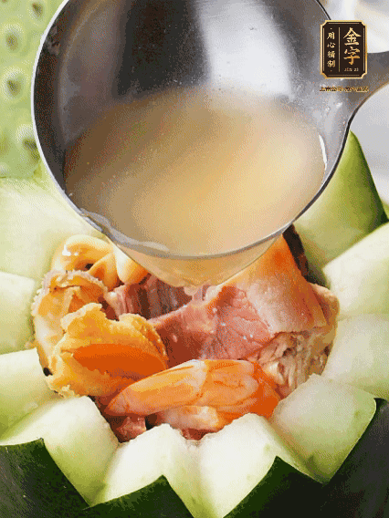 煮好后，盛入冬瓜盅。放入鍋中，可繼續(xù)燉煮，越燉越有味