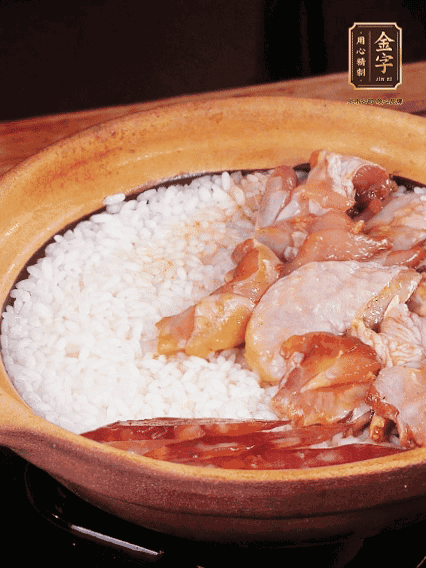 煮到椰子水微微收干轉小火，快速均勻鋪上雞肉、金字香腸