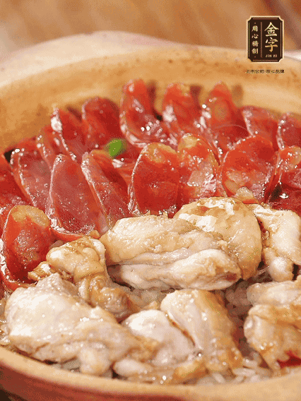 蓋蓋小火燜，沿鍋邊淋一圈油，轉動砂鍋燜4分鐘