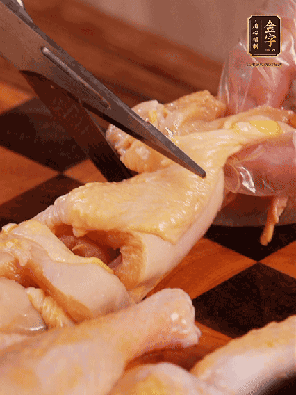 土雞處理干凈，切成大塊，加蔥姜、花雕酒、鹽腌制10分鐘