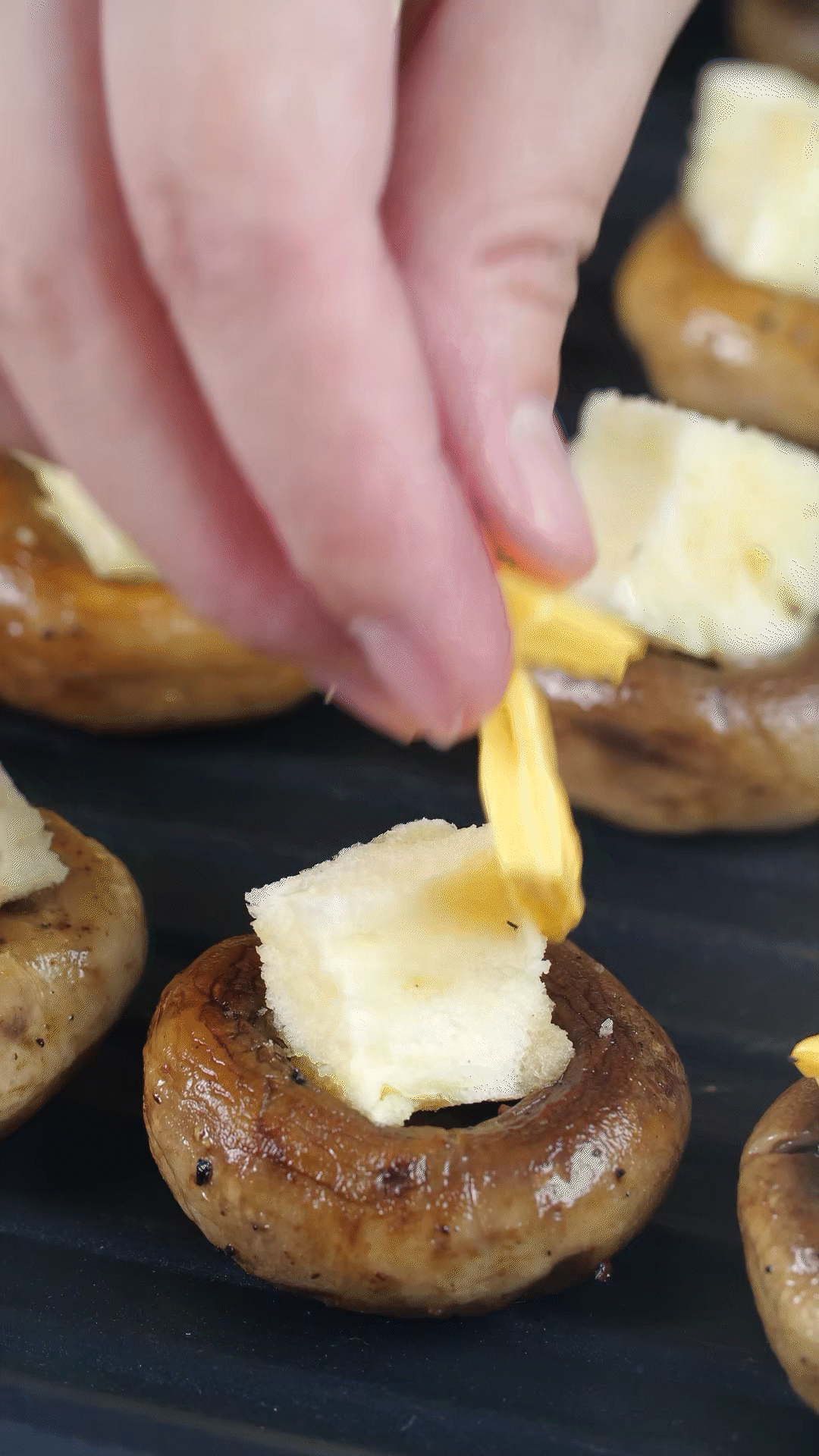 面包切小粒，放入口蘑凹處，蓋上芝士，烤箱180度烤10分鐘