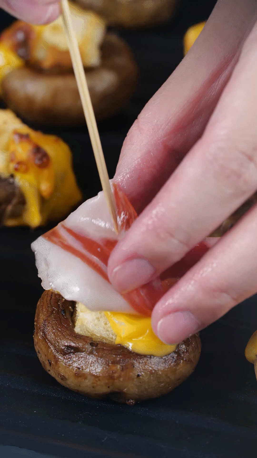 將火腿卷一卷，放在最頂部，插上竹簽